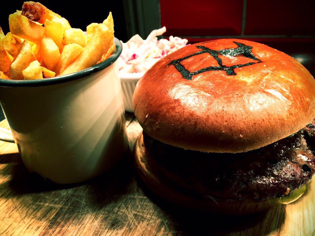 Perfect Friday , perfect deal ! 😍 7.50 lunch #kidseatfree #burgerdeal tonight ? SORTED ! 💋 <a href="/NappyValleyNet/">NappyValleyNet</a> <a href="/LoveBattersea1/">Love Battersea 🇺🇦</a> <a href="/JiveBattersea/">Jive Battersea</a>