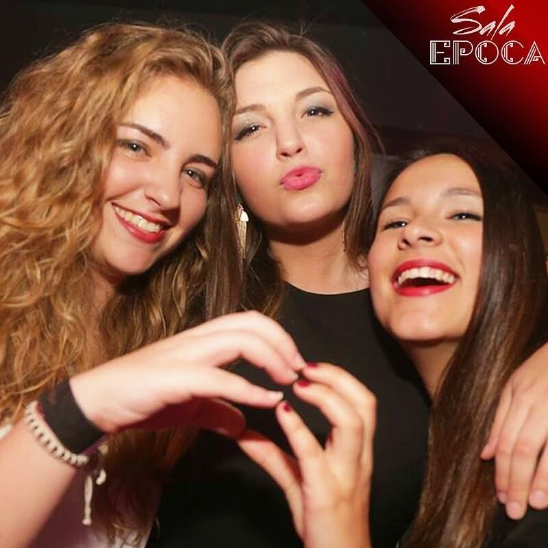 La amistad y la fiesta 😜 reside en #SalaEPOCA 💜
