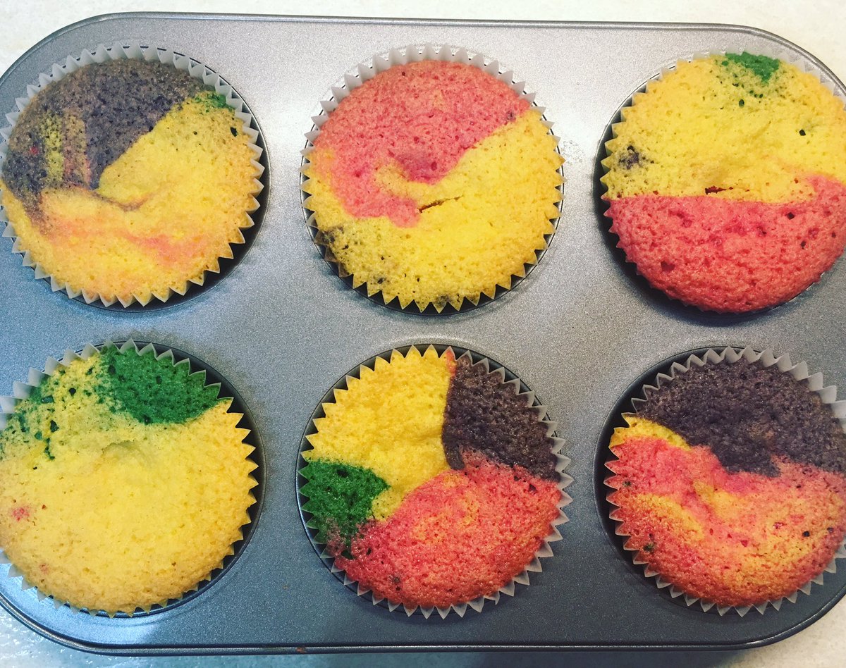 BakeryBumble1's tweet photo. Starting September with some super colourful cupcakes 🌈🐝 #glutenfree #rainbow #cupcakes https://t.co/U83jWAjo21