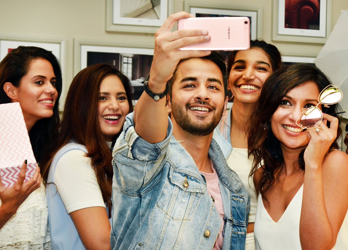 indiatimes's tweet photo. Watch these bloggers pull off some crazy selfies with their cooler than cool #OPPOF3 #SelfieExpert https://t.co/lhFZTAhTl7