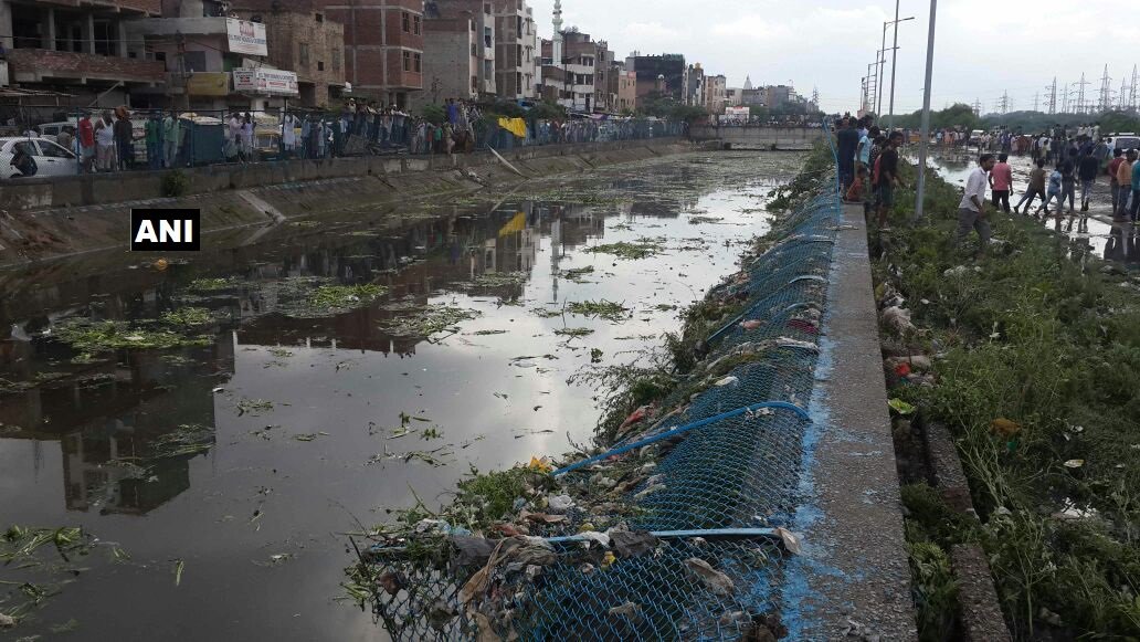 ANI's tweet photo. #Visuals from Delhi: Garbage dump caves in at Ghazipur landfill site, 4-5 vehicles fell into Kondli canal, rescue operations underway. https://t.co/BDfZ3sdL5W