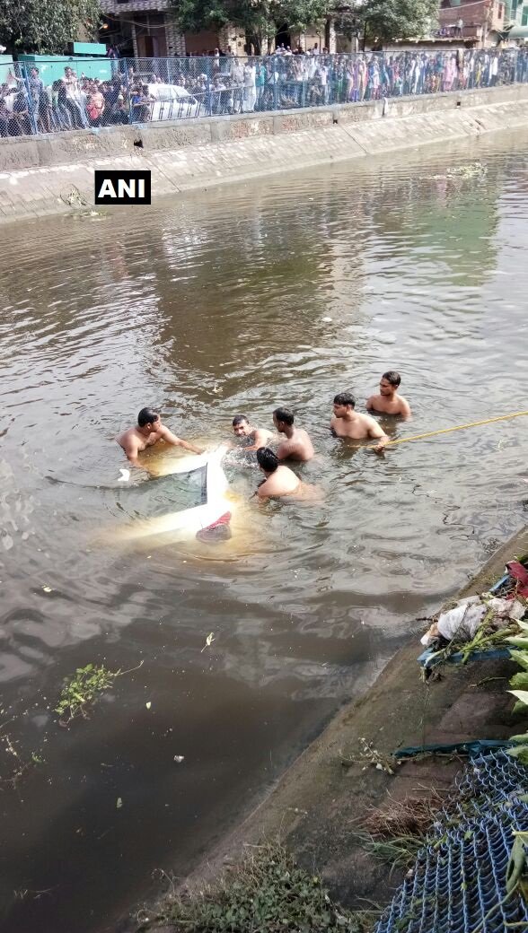 ANI's tweet photo. #Visuals from Delhi: Garbage dump caves in at Ghazipur landfill site, 4-5 vehicles fell into Kondli canal, rescue operations underway. https://t.co/BDfZ3sdL5W