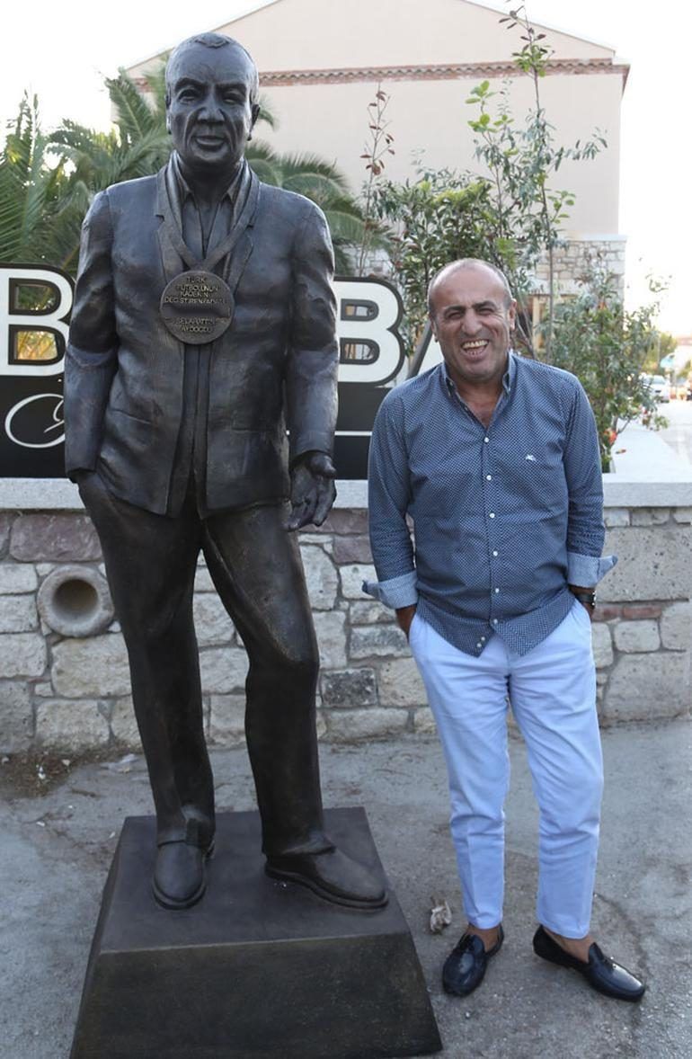 TuhafAmaGercek's tweet photo. Bir grup Güzel Sanatlar Fakültesi öğrencisi Çeşme Alaçatı'da Fatih Terim ile kavga eden kebapçı Selahattin Aydoğdu'nun heykelini dikti. https://t.co/0Kr6uBAuXP