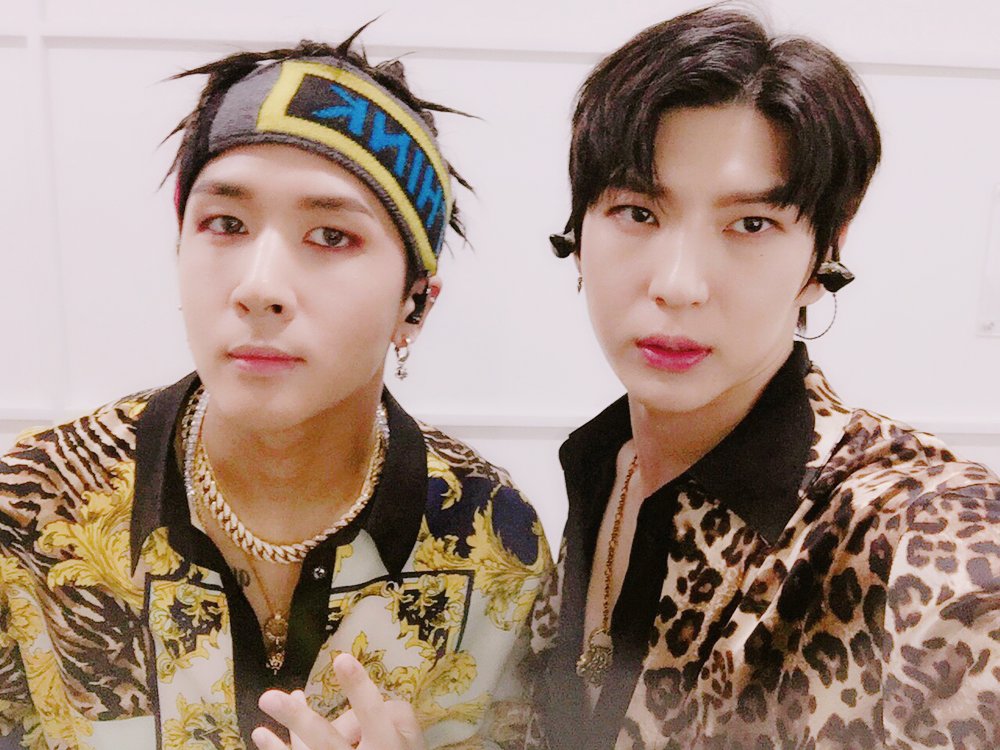 RealVIXX's tweet photo. 나는 로빅이다. 오늘 #뮤직뱅크 #Whisper 첫 방송 무대를 마친 #빅스LR 요원들의 모습이다. 오늘도 함께 달려준 별빛요원들 고맙습니다!
#뷰티풀_엘알 #레쓰기릿🌟 https://t.co/tUFNrJ05lT