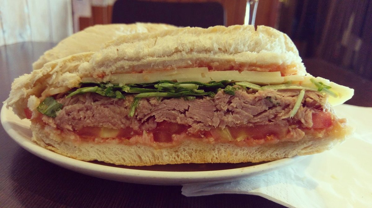 Amig@s de Es Vaixell.
Demos la bienvenida a Septiembre, con este #Llonguet de Atún, queso Mahonés y Rúcula! 😁👏👏