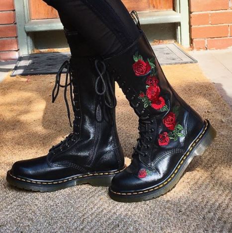 antártico Alienación Recurso Dr. Martens on Twitter: "The Vonda boot, worn by telltale.hart. EU:  https://t.co/Kv4hpJCkJT US &amp; INTL: https://t.co/oPUefIyQ1x  https://t.co/xn1npxCPRQ" / Twitter