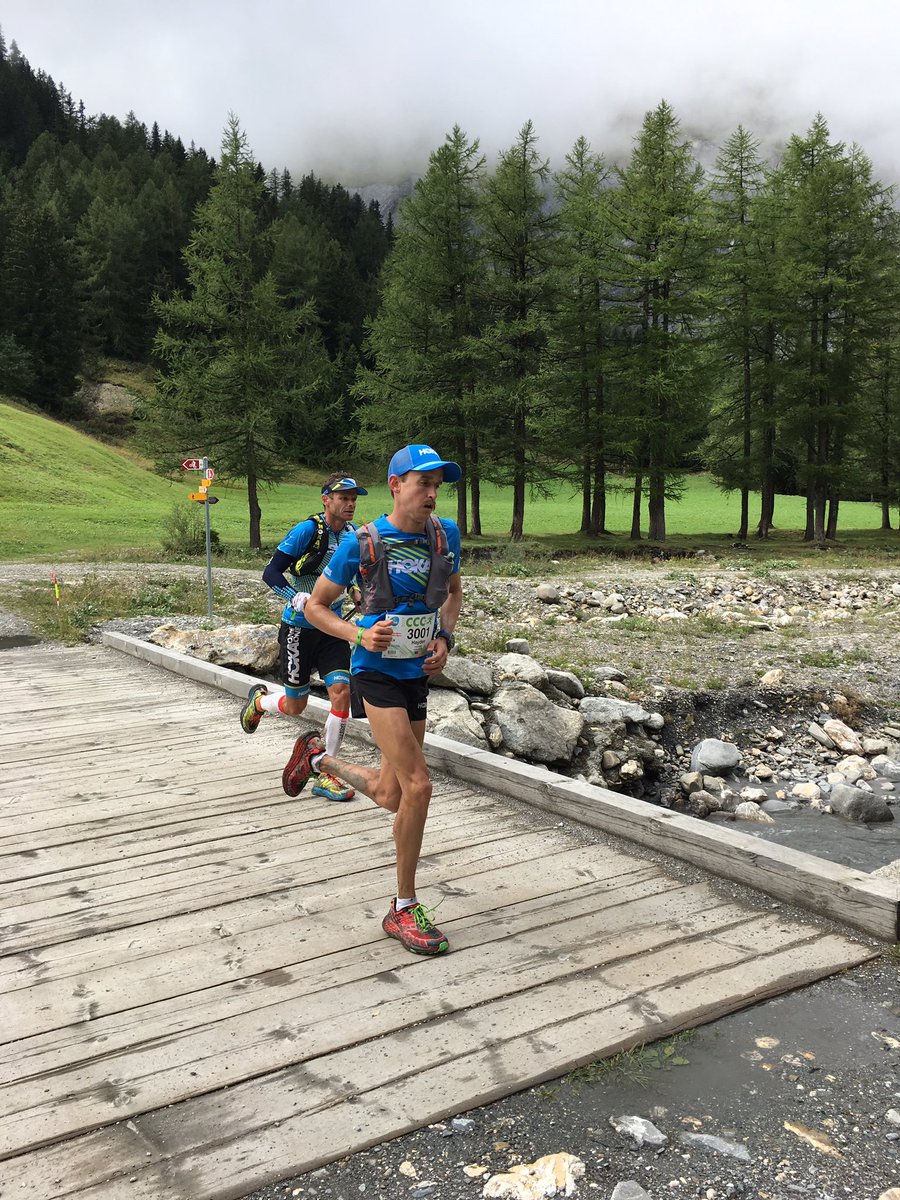 Οδηγούν τον αγώνα στο 42o χλμ οι  Hayden HAWKS και Ludovic POMMERET