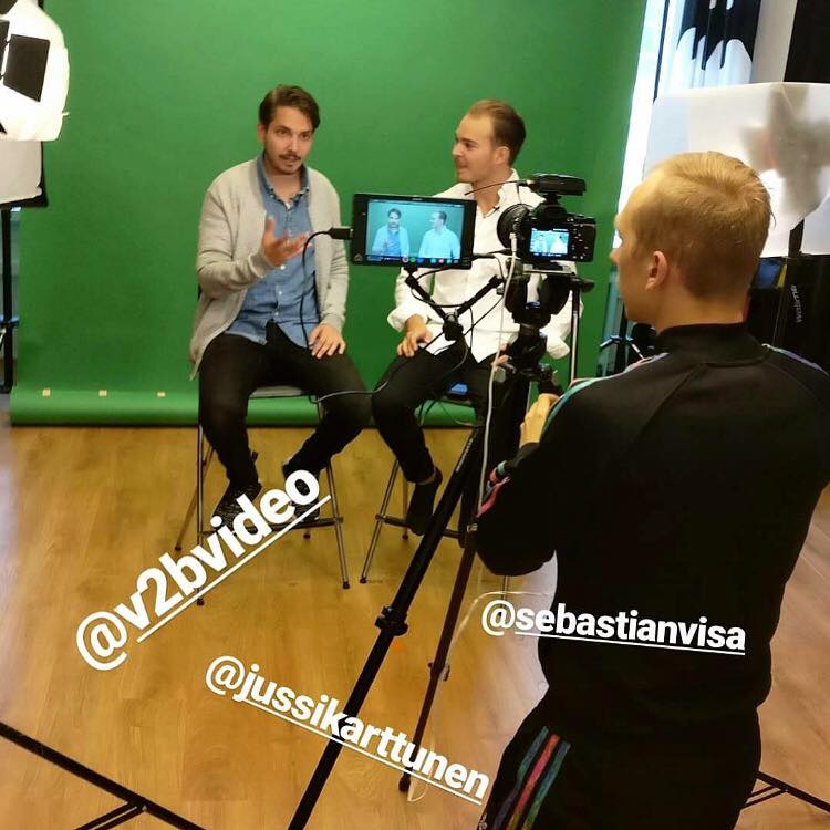 V2Bvideo's tweet photo. Studiolla tapahtuu, mutta eipäs kerrota vielä mitä! 🎥😏 
V2B:n porukka toivottaa hauskaa viikonloppua kaikille! 😊✨#V2Bvideo https://t.co/cR6gjqHmNZ