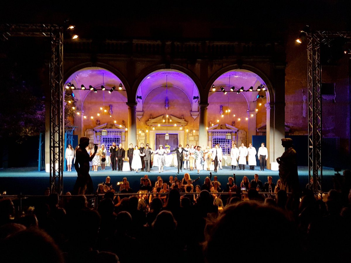 Huw van Steenis tweet media