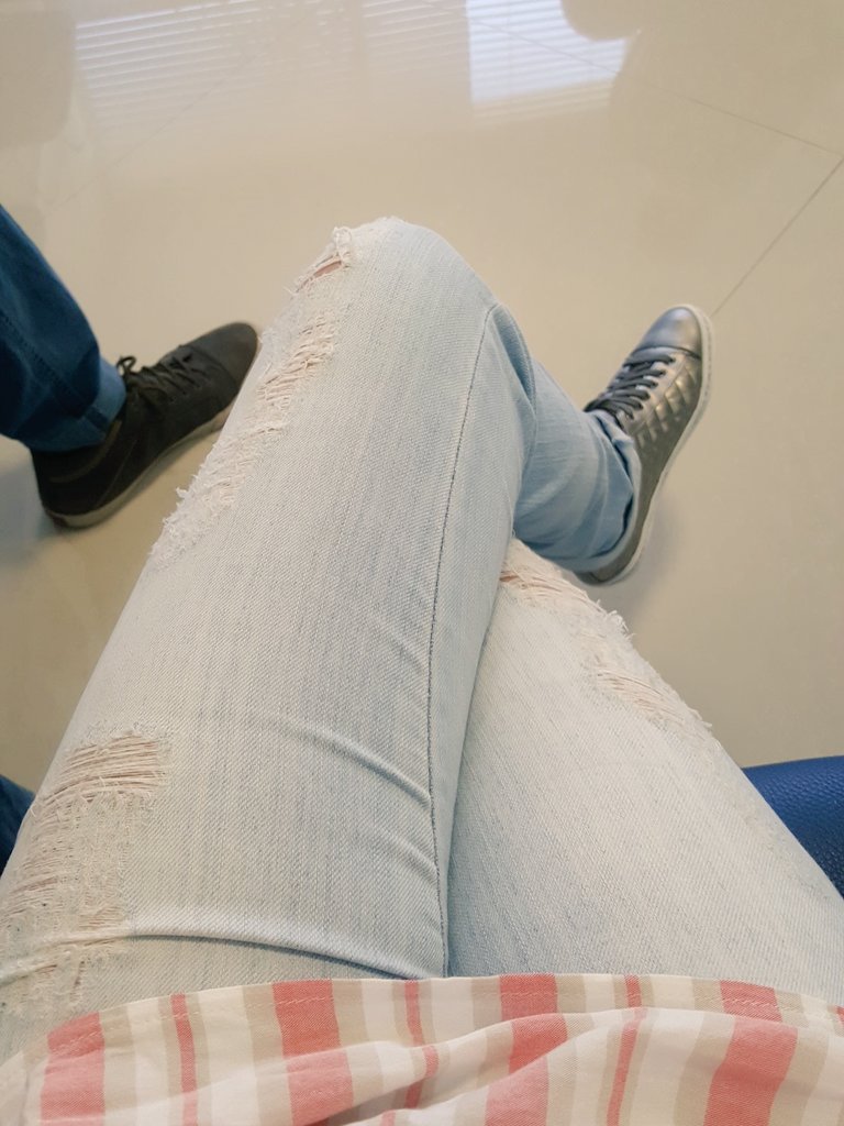 De hoje, um Jeans destroide + um tênis super confortável da @Bottero. 💁‍♀️👟 #lookdodia #shoes #tenisconfortavel #ilovejeansdestroid