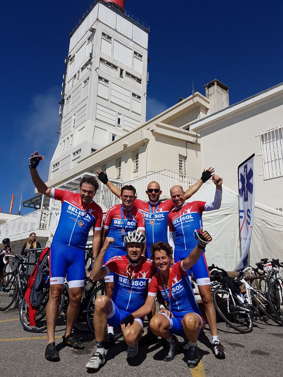 Onze collega's hebben de top van de Mont Ventoux bereikt! Superprestatie! #trots #grootverzettegenkanker <a href="/StMontVentoux/">StichtingGrootVerzetTegenKanker</a>
