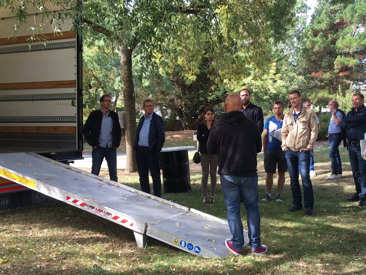 Casaisan's tweet photo. Visite ce matin du village du festival à la Pommeraye #TCTF17 @thecitytrucks @OThebdo https://t.co/qay1yr6eok