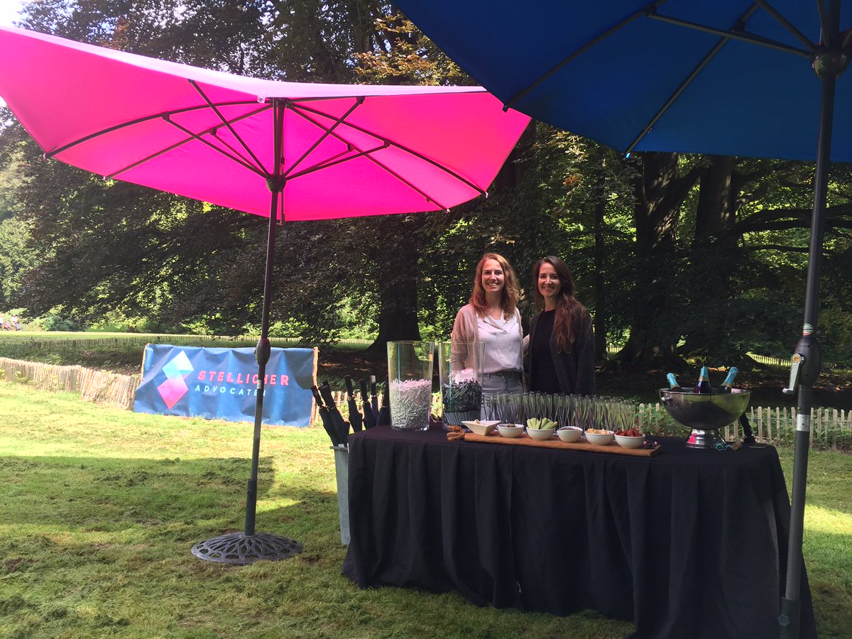 Stellicher is trotse sponsor van #SonsbeekOpen. Collega's Eline en Pauline bieden de deelnemers graag een glaasje bubbels aan!
