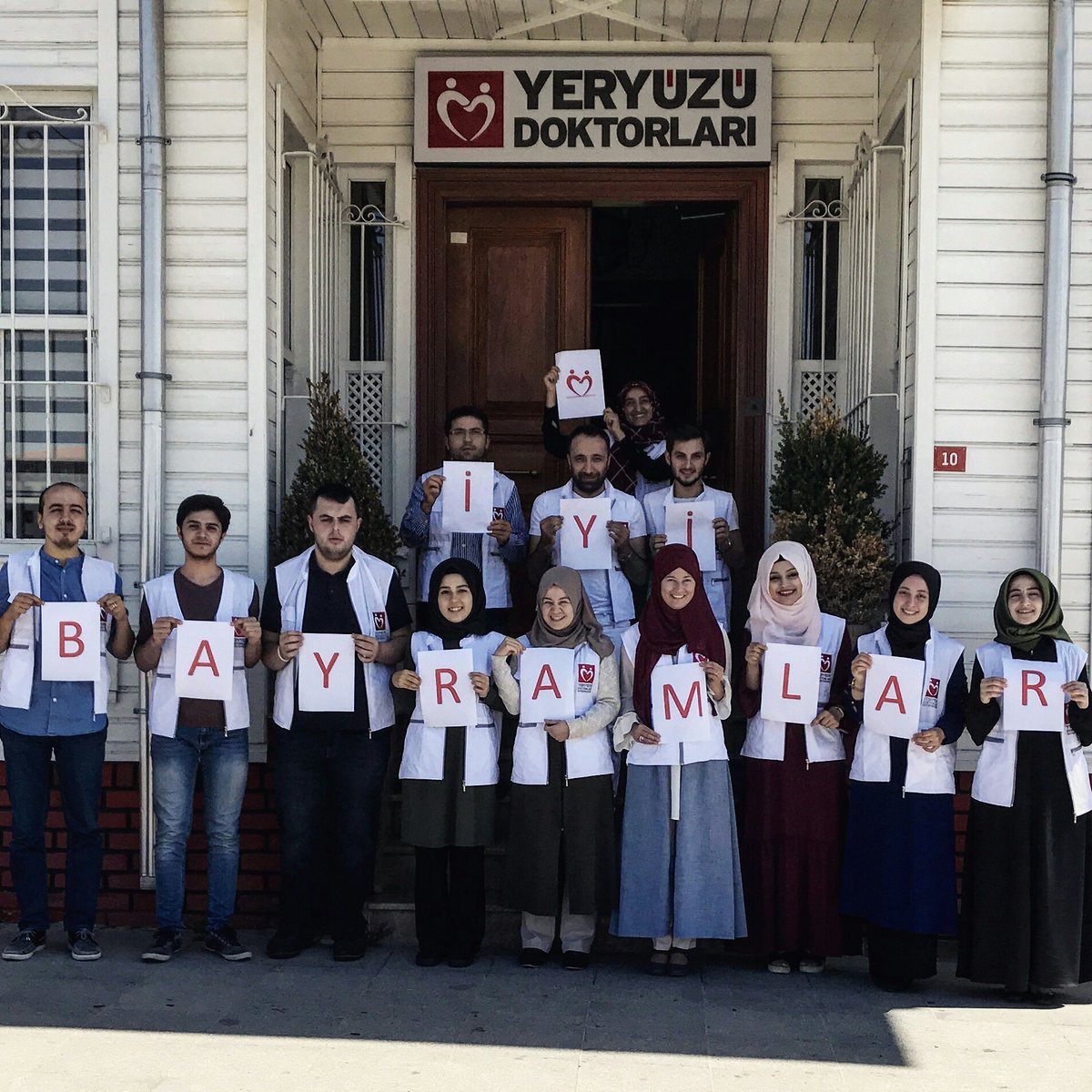 Sahada ekiplerimiz iyilikleri ulaştırırken, 

Derneğimizde bugün de bağışlarınızı ulaştırmaya aracılık ediyoruz.

☎️ 0212 586 12 12