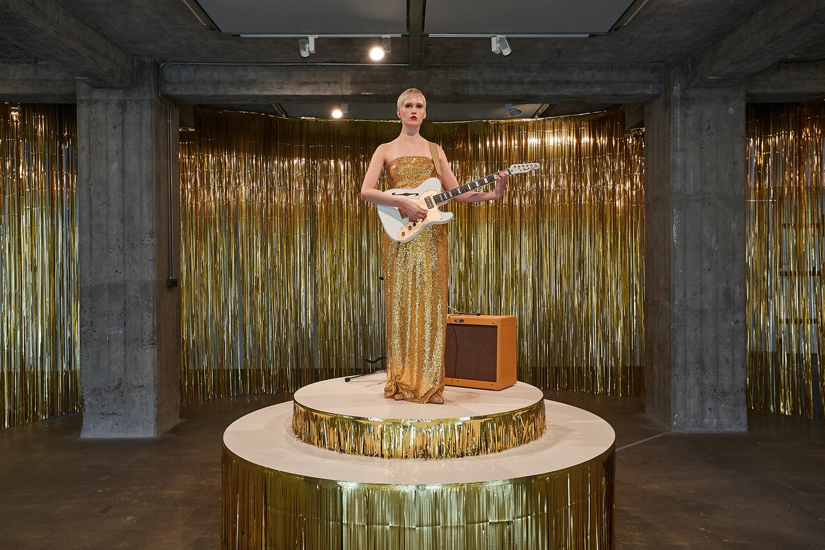 Síðasta sýningarhelgi á Kona í e-moll eftir Ragnar Kjartansson / Last days of Woman in E by Ragnar Kjartansson bit.ly/2wXhF4b