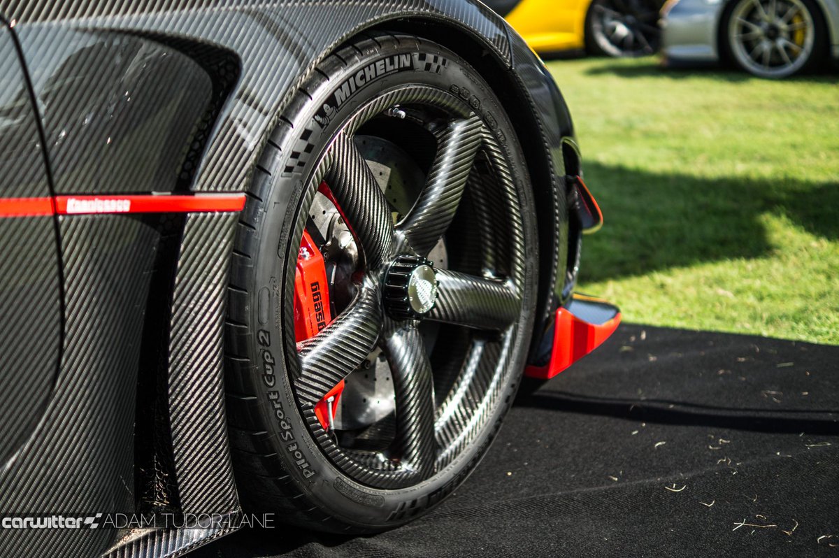 car_witter's tweet photo. The way the light catches the carbon wheels on the @SuperVettura #Koenigsegg #AgeraRS 😍

#CarPorn #SalonPrive https://t.co/2ufAoNVTz5