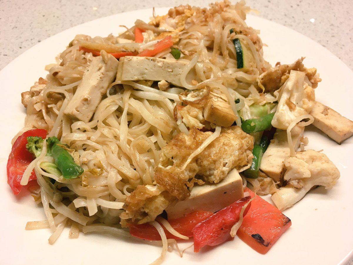 WMAenjoylife's tweet photo. #padthai #friedflatricenoodle with #tofu #egg #beansprout #redcapsicum #springonion #carrot https://t.co/r3tI1cmXJr