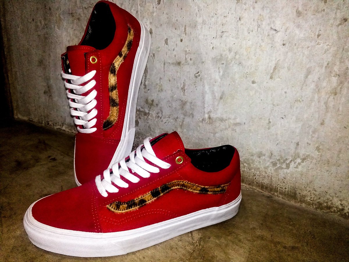 vincejacintoo's tweet photo. LPU! Got it for 1500 pesos! Yay!! #SMBaguio #ShoeClearance https://t.co/GZzF2lpB09