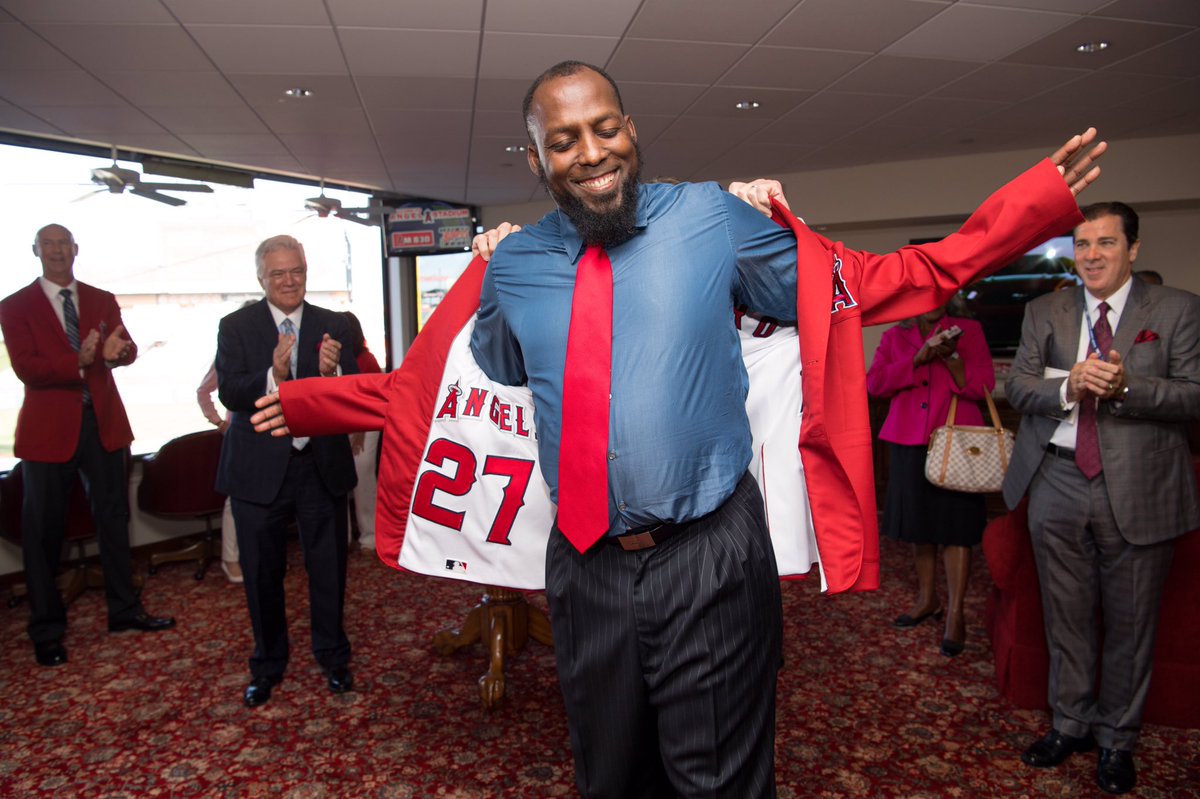 Angels's tweet photo. Big Daddy Vladdy is home!
View behind-the-scenes photos & portraits from @VladGuerrero27's #AngelsHOF ceremony at https://t.co/FpzuBJJ68k https://t.co/uiXg1B6Nir