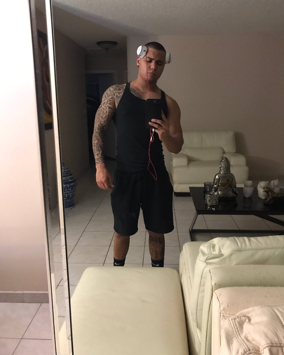 __crismar's tweet photo. All black when i murder my weights #nomercy https://t.co/00PrhlDMGk