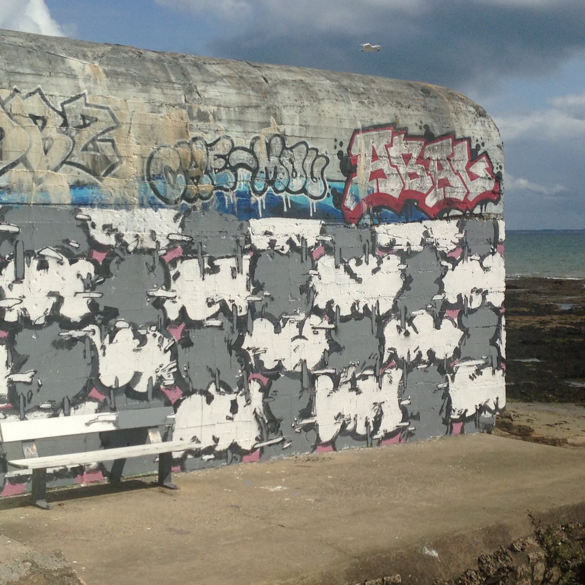 clrenou's tweet photo. #Damgan, 1er septembre 2017, je découvre le blockhaus signé #greky
#morbihan #bretagne #muralism #peinture #streetart #bzh #breizh https://t.co/sHH0ngJCv2