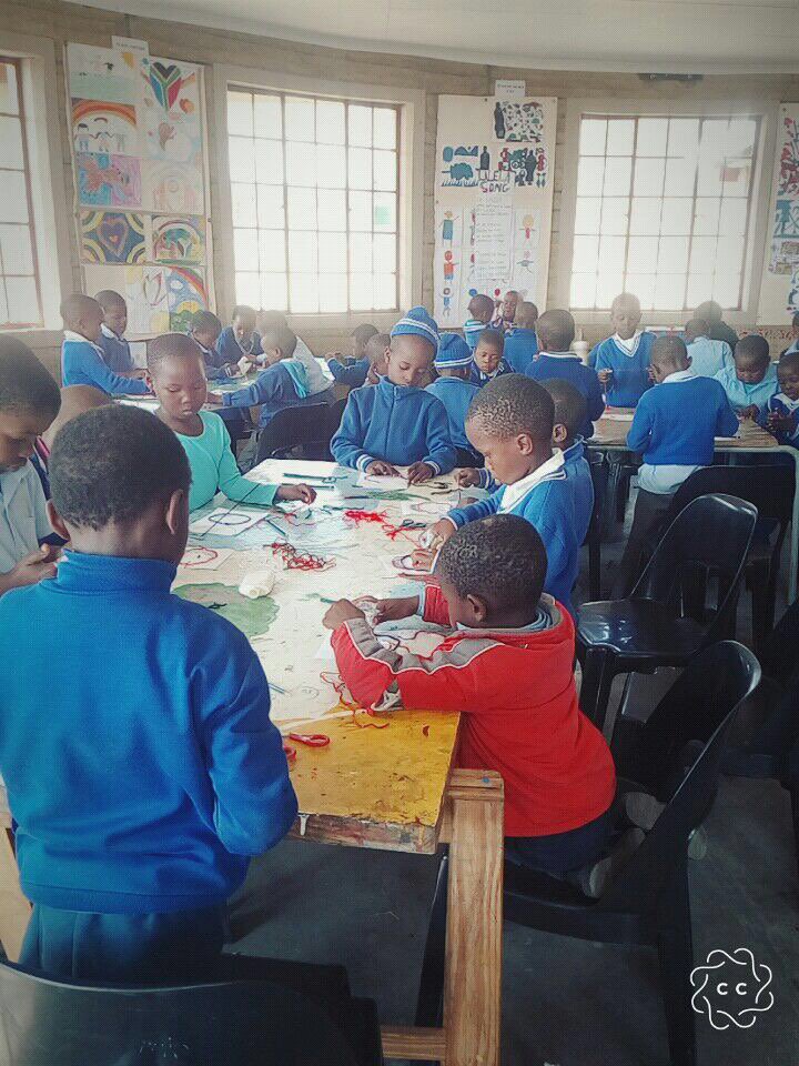lalelaproject's tweet photo. Our artists collaborating on #CommunityExpression, creating symbolic community portraits. Join our #ClassCampaign at https://t.co/kR1iRPa8j6 https://t.co/FAqEIykOzR