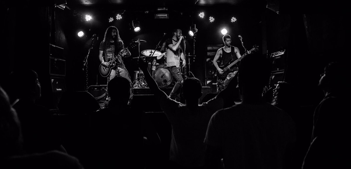 ECOSoficial's tweet photo. Hoy hoy hoy una noche más de fiesta y descontrol!!! En @elemergenteclub con Smilodon y @FaceCreamBand https://t.co/4Eo1zpMUy8