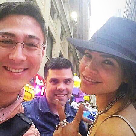 PalabraDeAm0r's tweet photo. #WowPic - Bendigo grandemente  la vida de @alejandraespinoza y @anibalmarrero 
Caminando por #Manhattan en una tar… https://t.co/2SldJWid9C https://t.co/8lX6e53udZ