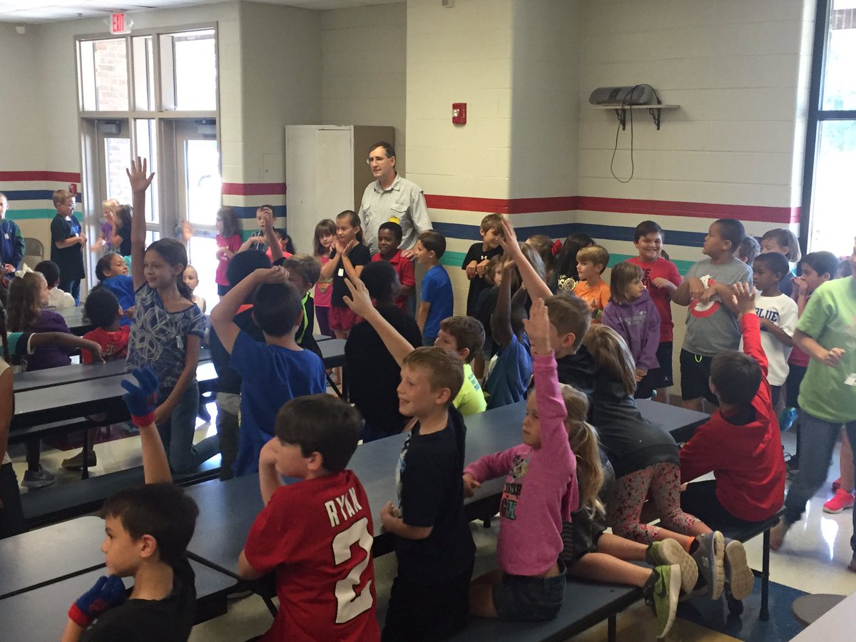 acummingsedu's tweet photo. JES Ss met a sssspecial guest today. Thank you, Floyd County ECO Center for helping us learn more about nature friends. @JohnsonWildcats https://t.co/bZXZSQHvxX