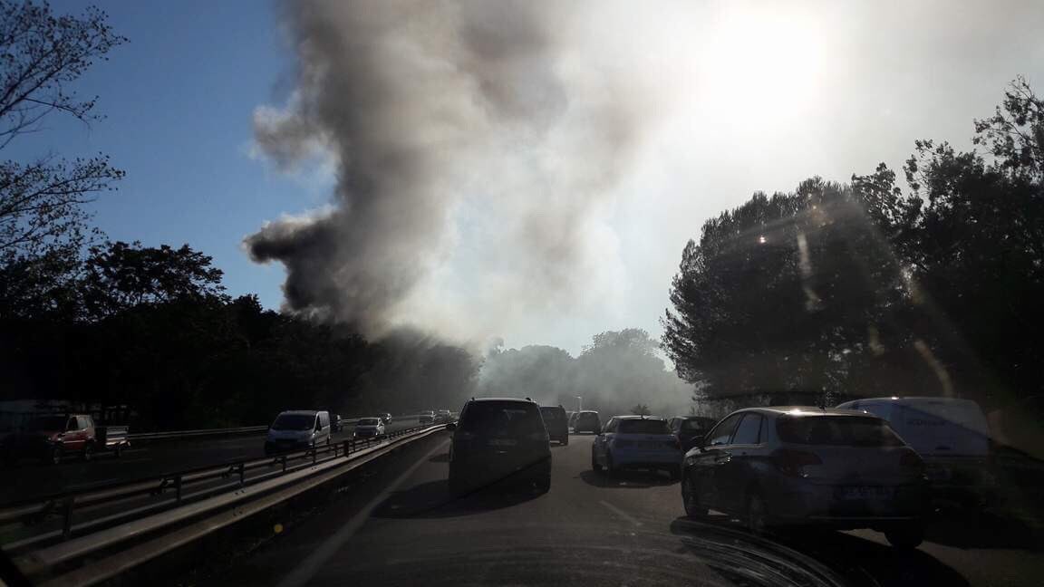 MeteoCotedAzur's tweet photo. Le feu qui s'est déclaré vers 17h30 ce vendredi à #Antibes, est désormais #circonscrit (1500 m2 brûlé😡).. https://t.co/oVyikfcQH4 https://t.co/4B1AL0GNhv