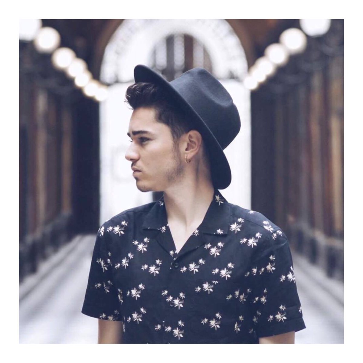 Quoi de mieux qu'un chapeau pour parfaire sa tenue ? 🎩
Outfit by @itsdylanclauss