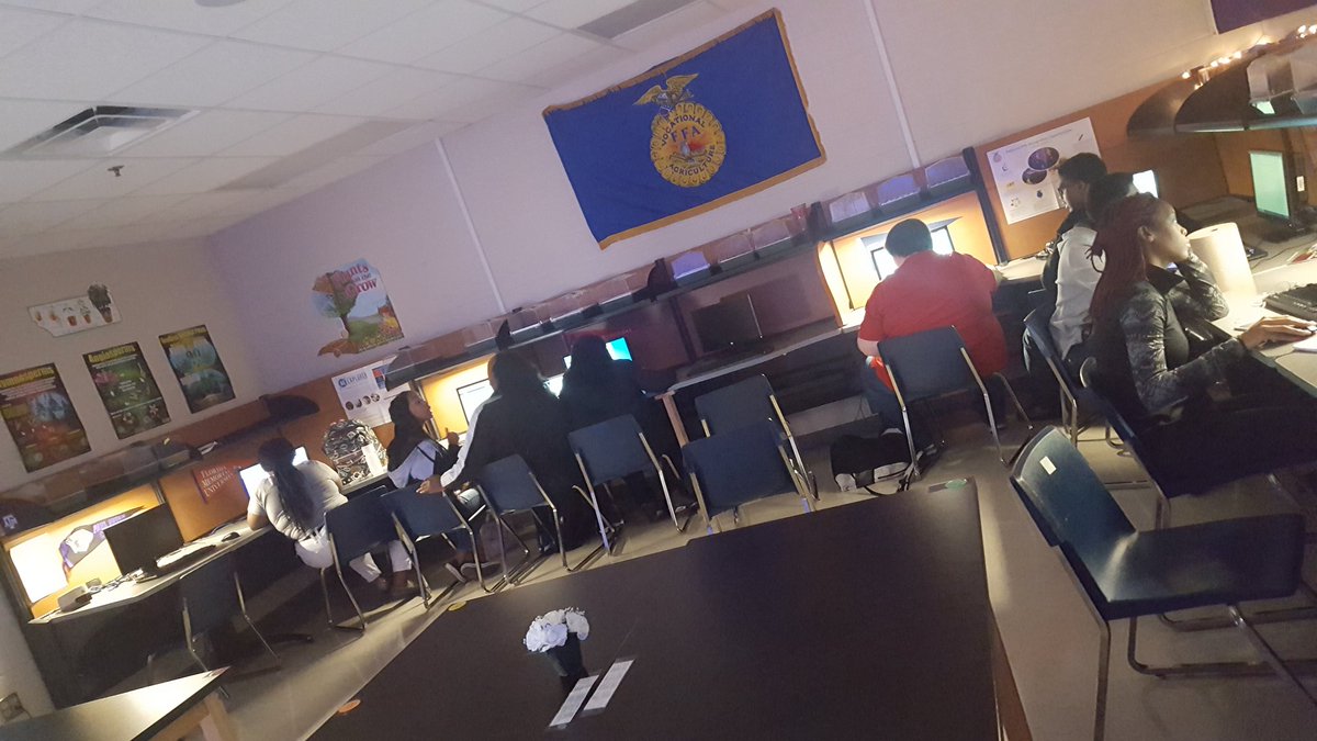 DuncanvilleFFA's tweet photo. Duncanville Ag is college bound! Seniors working on their applications and certifications! https://t.co/5f2QEStgsK