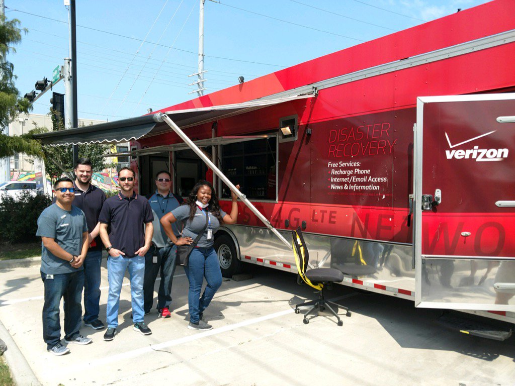 RonanDunne's tweet image. Not even a hurricane will stop #TeamVZW from showing up for customers. Team at the Heights Store show up on wheels!