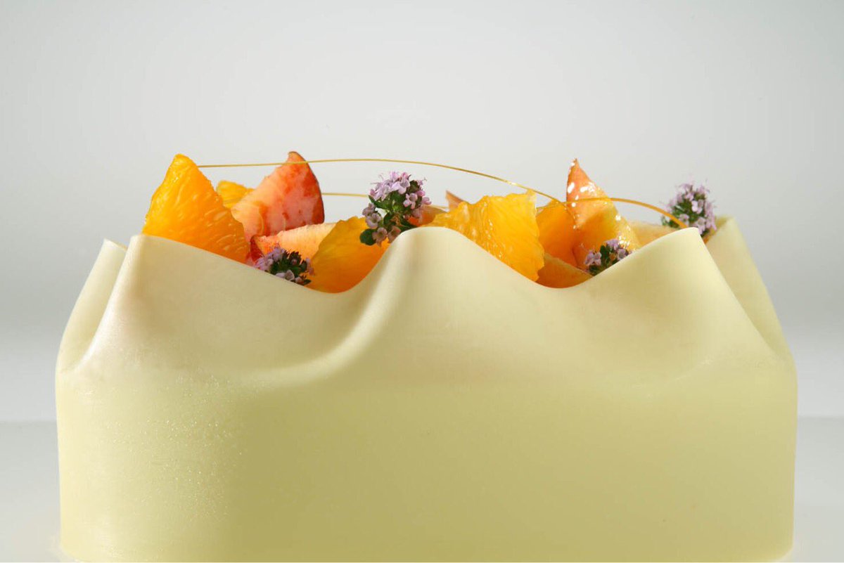 Melocotón mandarina tomillo chocolate blanco #callebaut #chocolate #chocolatier #pastry #pasteleria @jmribe82 @chocolateacademybcn #academy