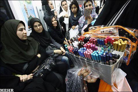 minafathi97's tweet photo. اززنان دستفروش درعابر پیاده خریدکنیدحتی اگربه جنس انها احتیاج نداردیک زن برای حفظ ابرودست به کارکردن میزندکه روزی به یک نامردی دست درازنکند. https://t.co/vzr8ODOfey