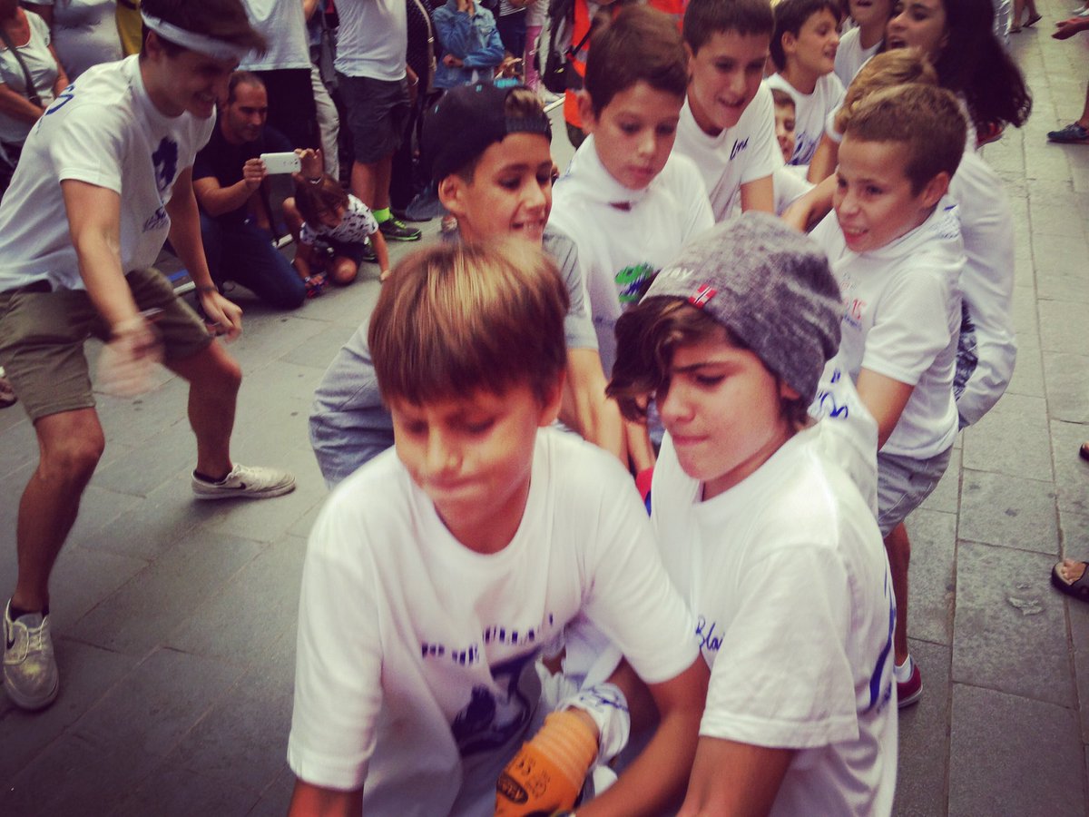 CollaDelsBlancs's tweet photo. L'estirada infantil és blava, però hem aguantat el doble de temps que l'any passat! Enhorabona cracks!!

#hodonaremtot #bl4ncs #fmbib https://t.co/gr9ygxrEkR