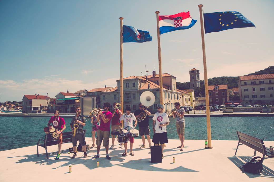 soundwavecro's tweet photo. We've been known to take the vibe offsite and share the love.. Are you ready for what we have in-store for 2018?! πππ
#soundwavecroatia https://t.co/A4MQQwLJba