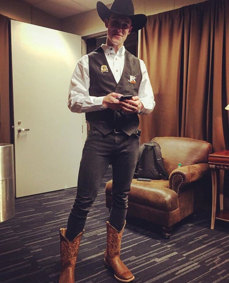 swansmendes's tweet photo. "who you callin' pinhead" https://t.co/DNAw3rW4As
