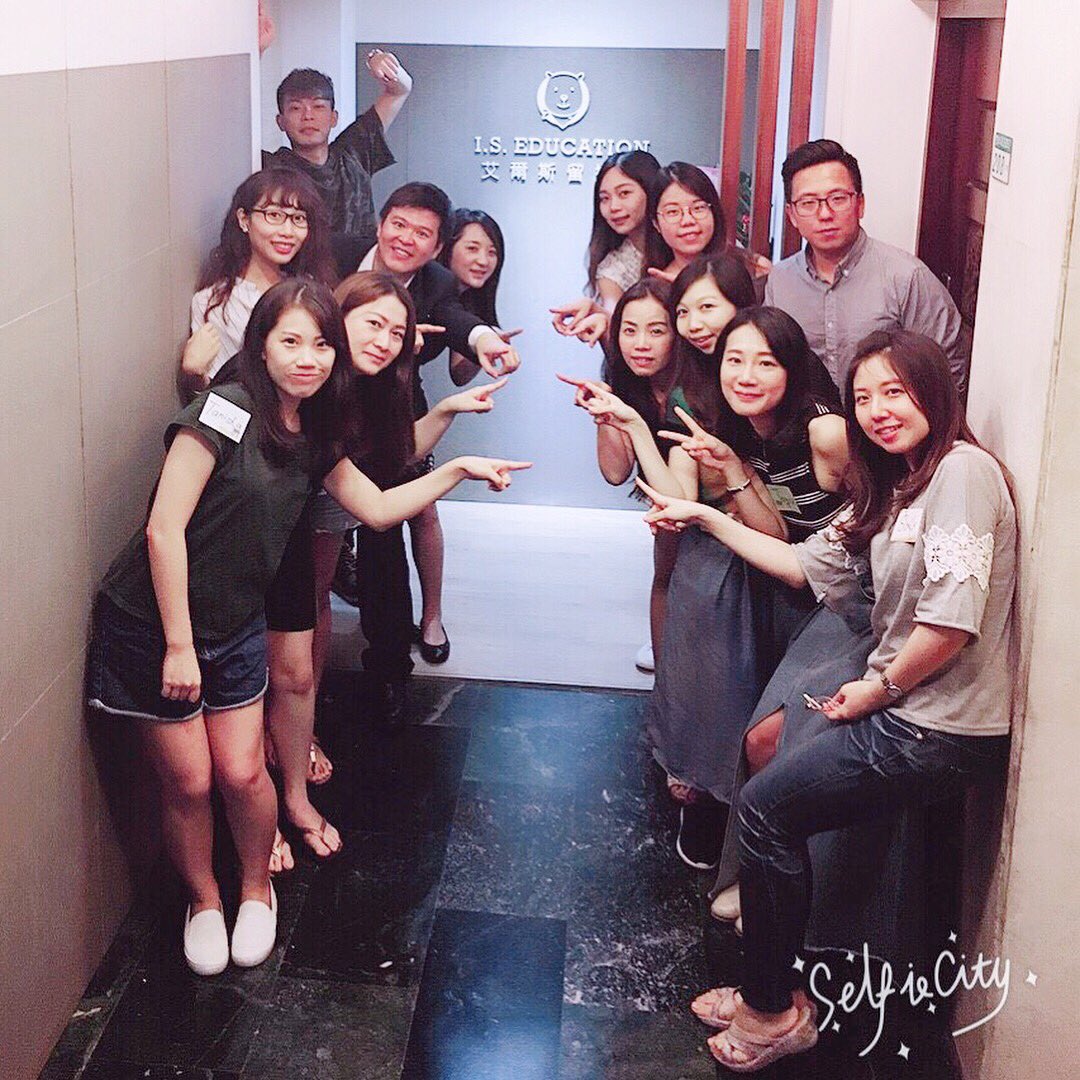 EmmaChen_86's tweet photo. #徐培剛 老師絕對是我人生當中遇到最有正面能量的人了
任何鳥事在他的轉念下，
都可以化成一件有價值、值得感恩的事。
雖然應該會需要一點時間
期待有一天我也可以這麼正面面對每一件事，
#感恩線 拉到最低😂
用 #愛 來看待一切。

#love  #colleagueslove https://t.co/4j3Gx5XwVt
