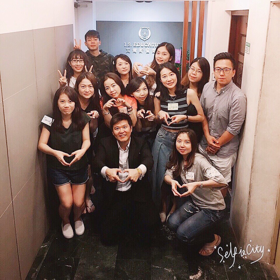 EmmaChen_86's tweet photo. #徐培剛 老師絕對是我人生當中遇到最有正面能量的人了
任何鳥事在他的轉念下，
都可以化成一件有價值、值得感恩的事。
雖然應該會需要一點時間
期待有一天我也可以這麼正面面對每一件事，
#感恩線 拉到最低😂
用 #愛 來看待一切。

#love  #colleagueslove https://t.co/4j3Gx5XwVt
