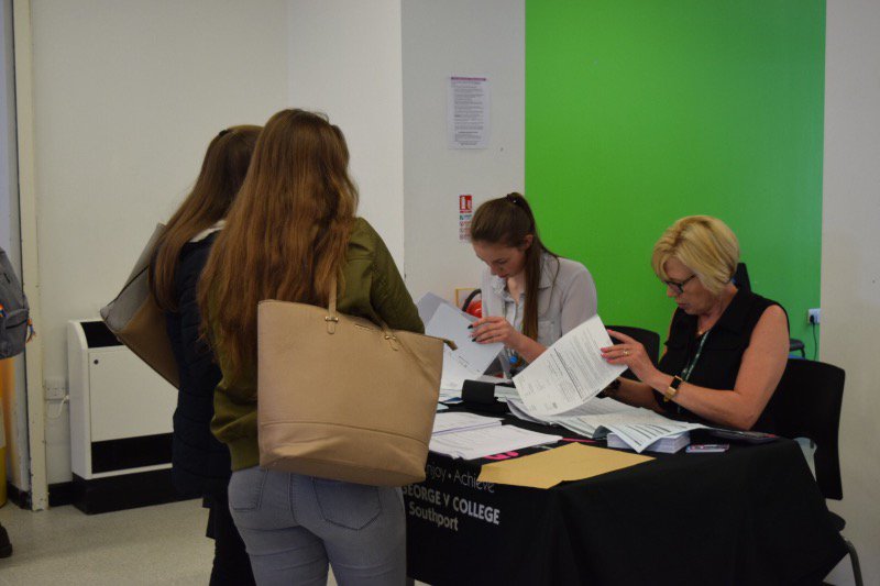 kgvsixthform's tweet photo. What a fantastic turnout for our Welcome Day and Freshers Fair today! #newstart #firstdayatcollege https://t.co/HAfENc9xfU