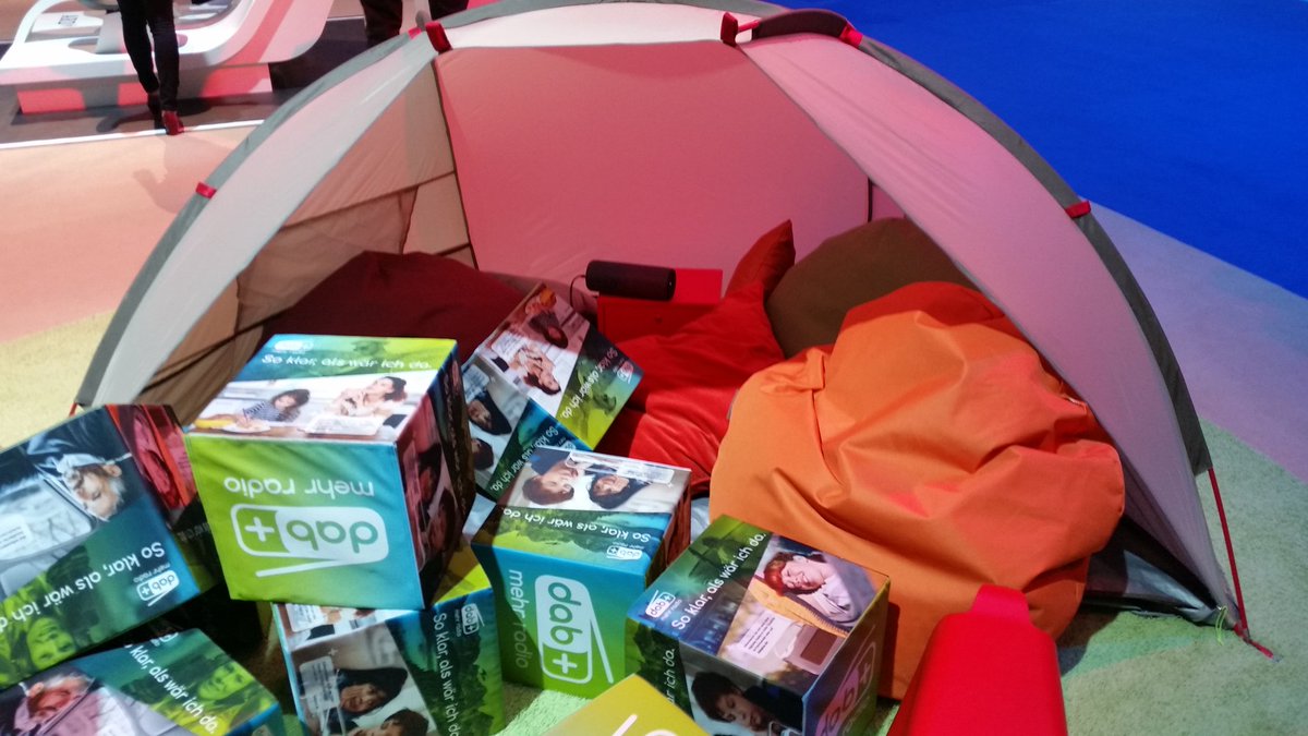 medienmagazin's tweet photo. Dort wo 2013-2015 das @digiIFA Radio mit dem Studio-Tipi stand, ist jetzt ein echtes Zelt und es wird Saft verschenkt. Dazu Musik von HR3 https://t.co/dthLX65szj