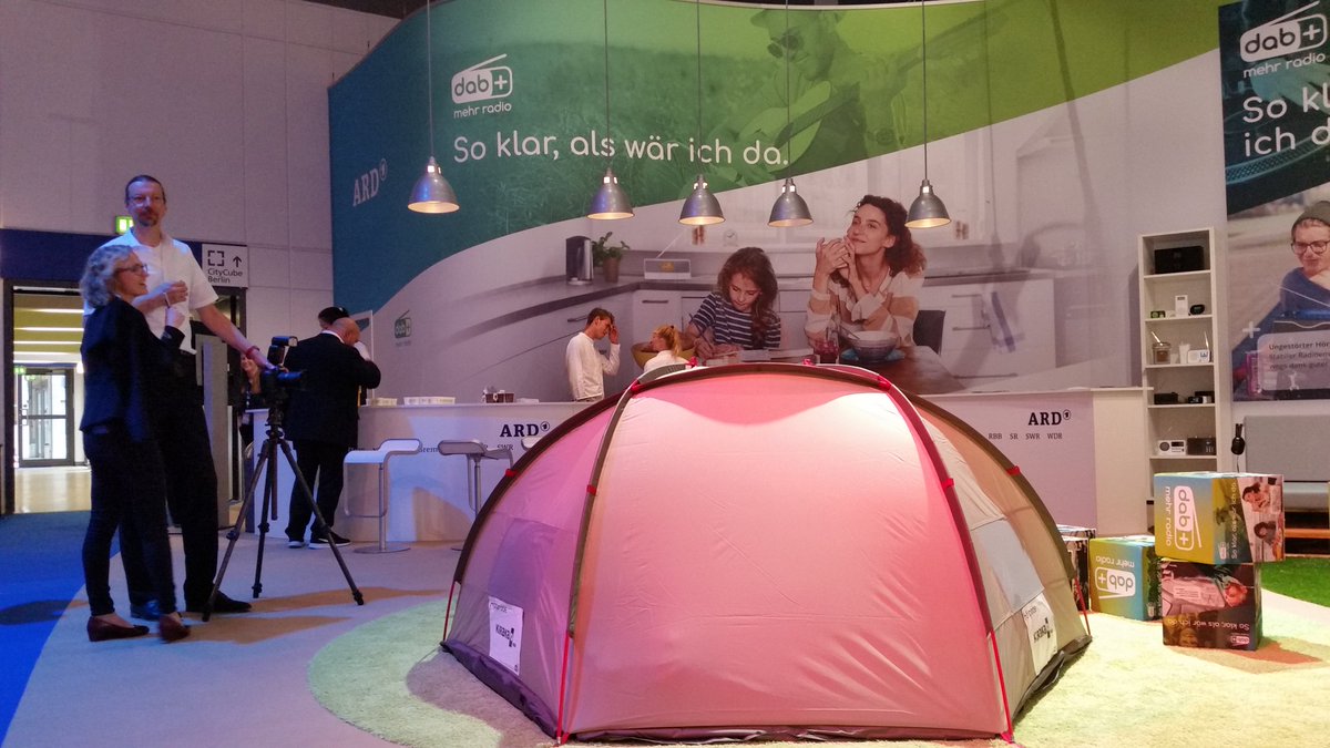 medienmagazin's tweet photo. Dort wo 2013-2015 das @digiIFA Radio mit dem Studio-Tipi stand, ist jetzt ein echtes Zelt und es wird Saft verschenkt. Dazu Musik von HR3 https://t.co/dthLX65szj