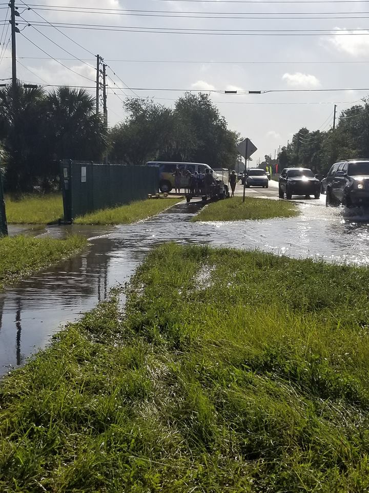 pascoschools's tweet photo. SSES employee Doug Davidson helped students get home after the sidewalk and road in front of the school were flooded. Great job Mr. Doug! https://t.co/2EIKdzPJUS