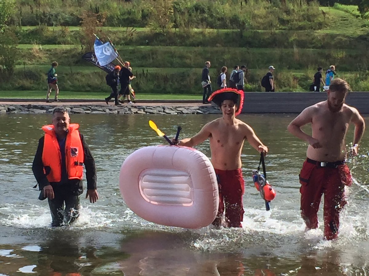 KickiLT's tweet photo. Glada miner efter att @Karen_Skovde traditionsenligt vält @HISrektor i vattnet under flottracet! #hisintro17 https://t.co/f8vZbt203k