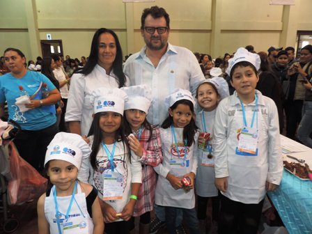eldiabolivia's tweet photo. Niños juegan a cocinar y ayudan #SosChef #santaCruzBO https://t.co/MPhCINYsTb https://t.co/G1cKnb9l83