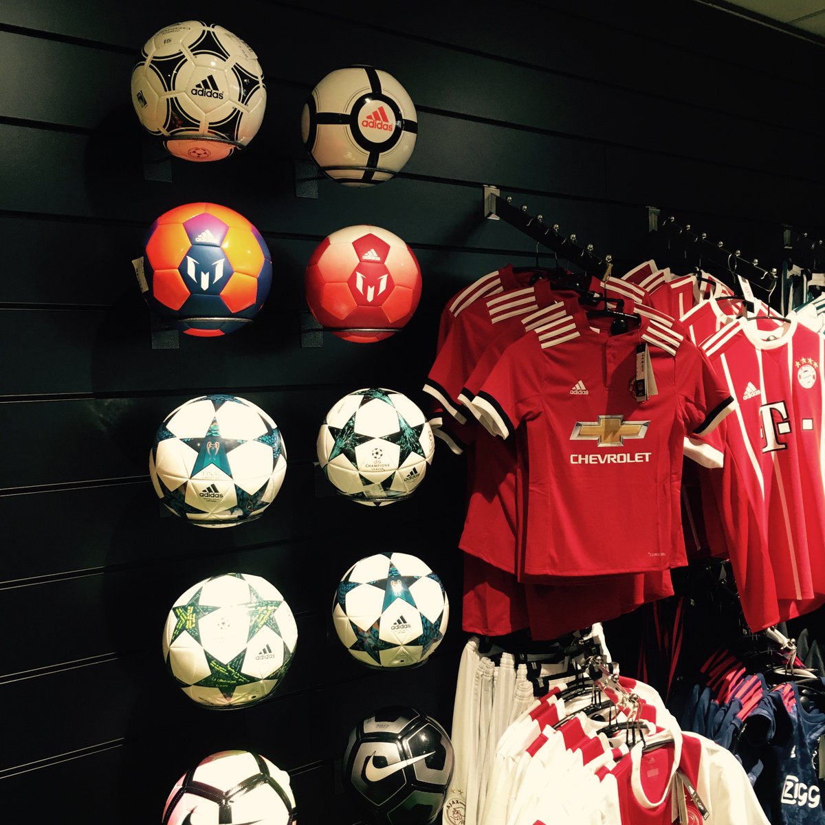 hoensport's tweet photo. Ook onze afdeling #voetbal zit in een nieuw jasje. Tot ziens op 7/8/9 september bij de officiële heropening! https://t.co/jNyUXxhyYi https://t.co/nTZWLYNdUB