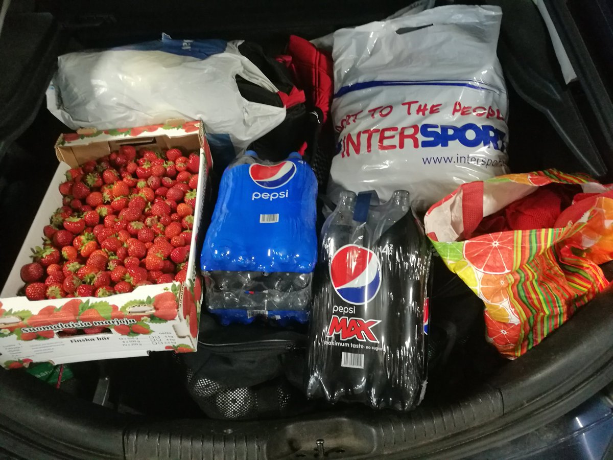JuhaTenhonen's tweet photo. Ei niin täyttä takakonttia, jottei sinne sopis Polkaa eli #suomalaisia #mansikoita🍓 #ltk #numero37 ja #pepsi sekä #pepsimax päkki https://t.co/xjrSObItgH