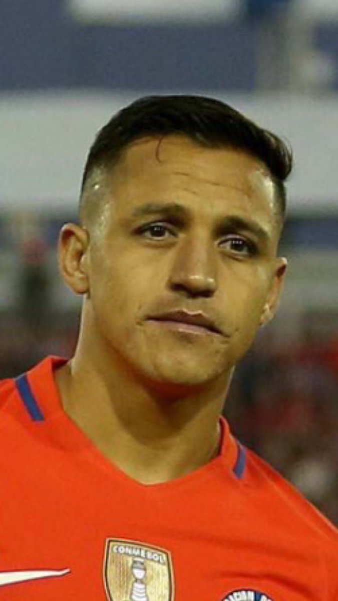 ArsenalGuy_'s tweet photo. I'd say he was fairly happy with the outcome of yesterday! #Sanchez #Arsenal https://t.co/jahiCFWXVE