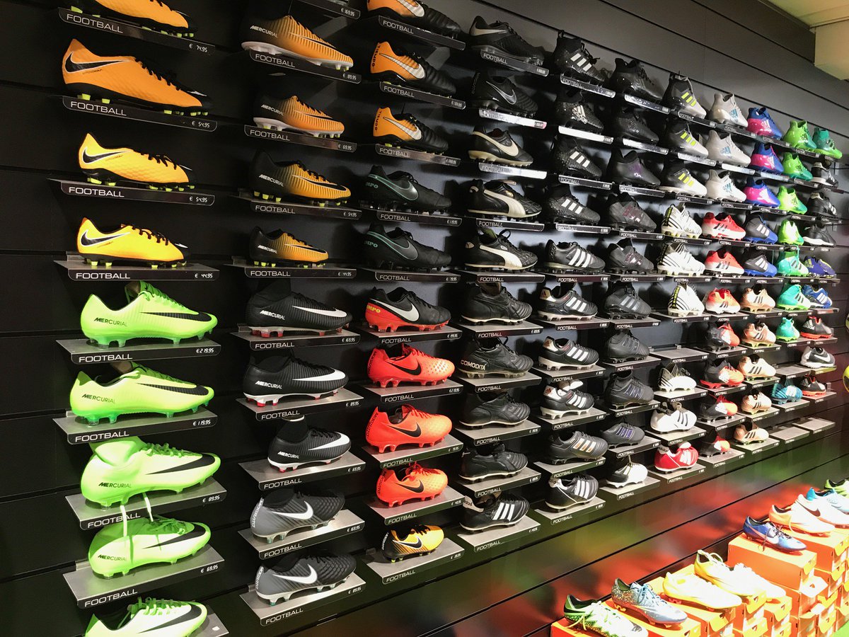Ook onze afdeling #voetbal zit in een nieuw jasje. Tot ziens op 7/8/9 september bij de officiële heropening! hoensport.nl/voetbal-2/